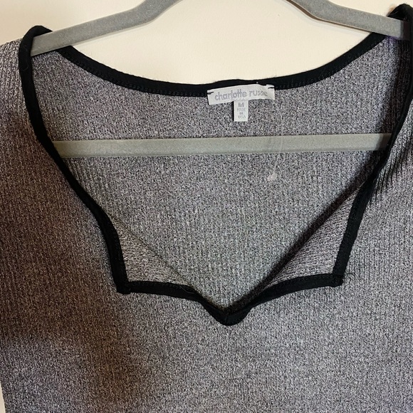 Cropped V-Neck - Picture 2 of 4